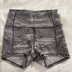 LULULEMON PATTERNED 2inch SHORTS - 4
